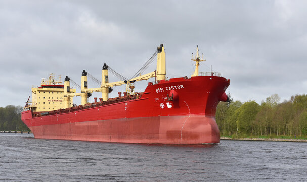 Frachtschiff DSM Castor f&auml;hrt durch den Nord-Ostsee-Kanal 