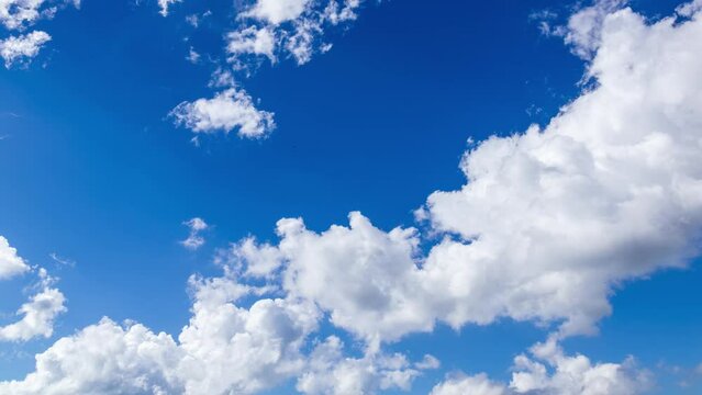 タイムラプス　真夏の青空に流れるたくさんの雲