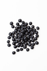 白背景に黒大豆