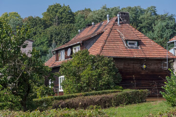 Dom „fiński”, zabytkowy drewniany dom wśród drzew. Stary  dom wielorodzinny w mieście przy ulicy bogatej w liczne stare drzewa. Dom z dachem pokrytym dachówką ceramiczną.