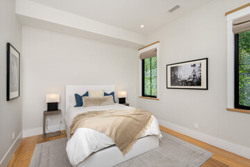 Fototapeta premium a bed that is in a bedroom with a wooden floor