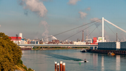 Aussicht von der Konrad-Adenauer-Brücke zwischen Ludwigshafen und Mannheim entlang des Rheins...