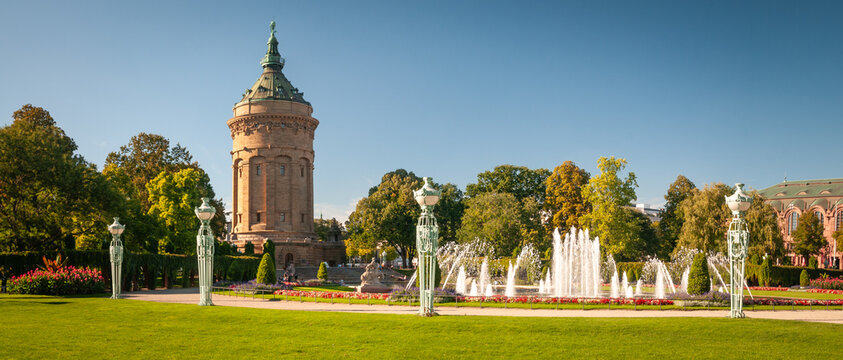 Der Park am Friedrichsplatz mit Wasserturm in Mannheim, Baden-W&uuml;rttemberg