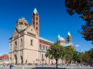Perspektivische Sicht auf den Dom von Speyer in Rheinland-Pfalz, sonniger Tag mit blauem Himmel