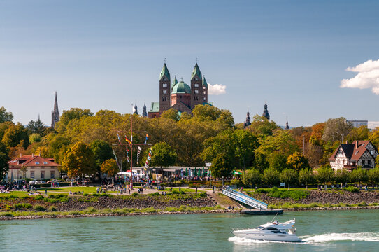 Blick &uuml;ber den Rhein zum Dom in Speyer in Rheinland-Pfalz