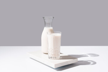 Vaso de leche de vaca fresca y botella llena de leche para desayuno 