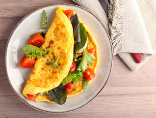 Omelette with salad and tomatoes