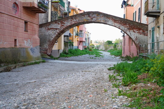 il Ponte Romantico ad Albisola Superiore ripreso dal letto del fiume in secca