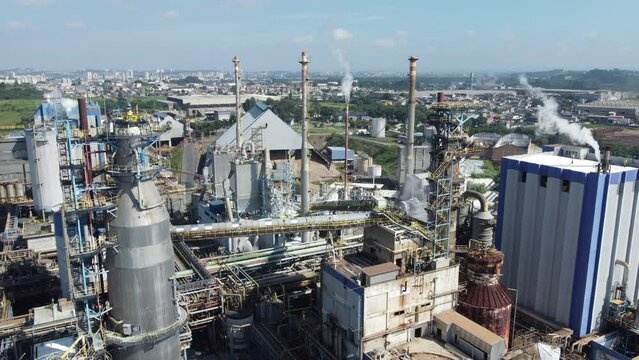 Visão aérea de uma indústria de papel e celulose em Suzano, SP, Brasil