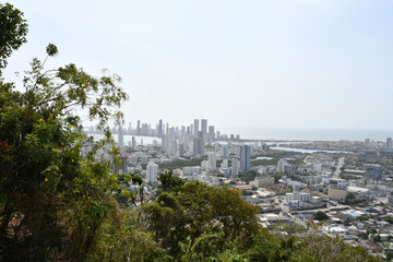 Paisaje Urbano de la ciudad de Cartagena de Indias en Colombia, toma desde el Cerro de la Popa, espacio para texto al lado derecho.