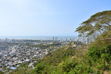 Paisaje Urbano de la ciudad de Cartagena de Indias en Colombia, toma desde el Cerro de la Popa, espacio para texto al lado izquierdo.