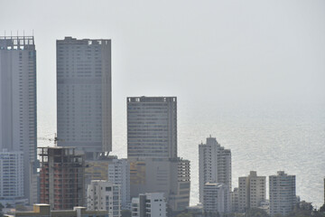 Edificios modernos en la ciudad de Cartagena de Indias, al fondo el océano Atlántico.