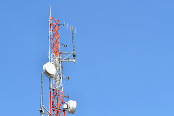 Torre de Telecomunicaciones con enlaces de microondas instalados.