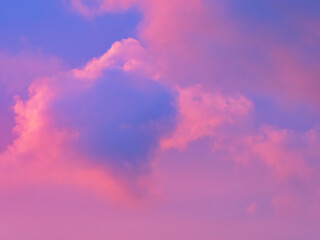 Obraz premium A stormy spring sunrise over the jurassic coastline with fiery purple and gold tinged clouds