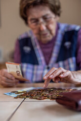 Seniorin zählt ihr Geld, Symbolbild für Armut und Altersarmut
