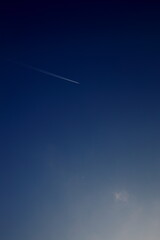 비행기가 나는 파란 하늘