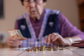 Seniorin zählt Geld - obrazy, fototapety, plakaty