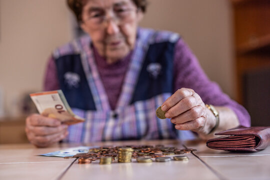 Seniorin z&auml;hlt Geld