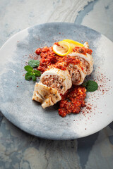 Gebratene Calamari Tuben mit Reisfüllung in Salsiccia Hackfleisch Tomatensoße serviert als...