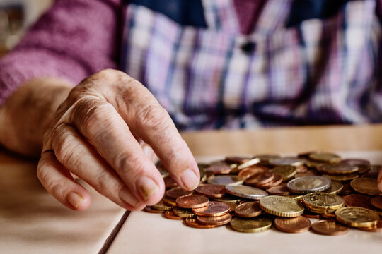 Rente Geld Images – Browse 18,865 Stock Photos, Vectors, and Video ...