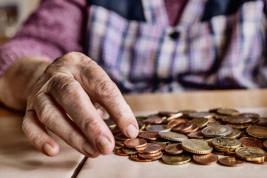Seniorin z&auml;hlt Geld