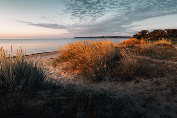 Zachód słońca na plaży Gdynia Babie Doły z widokiem na: morze bałtyckie, plaża, falochron i torpedownia - obrazy, fototapety, plakaty