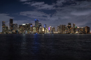 Fototapeta premium Skyline von Miami Beach bei Nacht