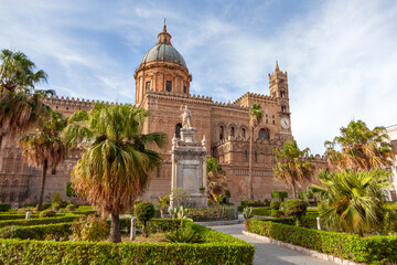 Obraz premium Palermo Cathedral under a clear sky, with statue of Santa Rosalia in Palermo, Sicily, Italy