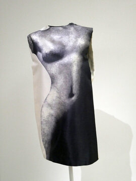 Lanvin, Alber Elbaz : Sleeveless straight dress in silk printed in trompe l'oeil with an antique white bust. 2013 collection