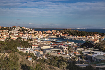 Obraz premium Port Vendres (Pyrénées orientales, Occitanie, France) - Vue générale du village et de son port en hiver