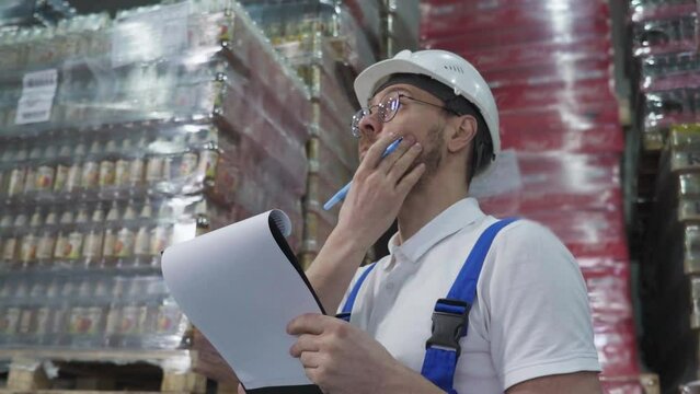 Supervisor Inspects Delivered Cargo Supply By Ticking Items In Checklist. Storehouse Supervisor Couts Cargo Using Checklist. Warehouse Cargo Management Checklist. Logistics Supervisor. Warehouse