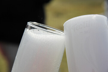 Copas de cristal con bebida espumosa color blanco.