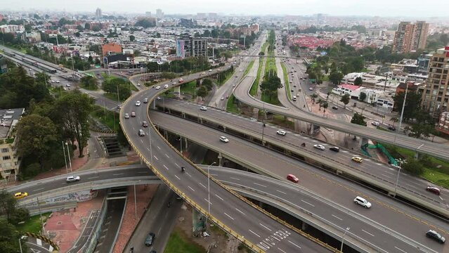 Panor&aacute;mica a&eacute;rea de la intersecci&oacute;n de puentes de la calle 92 en Bogot&aacute; - Colombia, con carros y los edificios que rodean las avenidas de la autopista norte y la calle 30