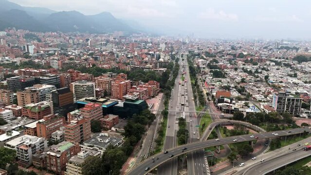 Toma a&eacute;rea panor&aacute;mica de la ciudad de Bogot&aacute; - Colombia, desde el cruce de puentes de la calle 92 hasta el parque el Virrey de la calle 90, mostrando los edificios y las monta&ntilde;as.