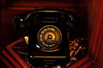 Telefone de cor preta de disco modelo antigo. - obrazy, fototapety, plakaty