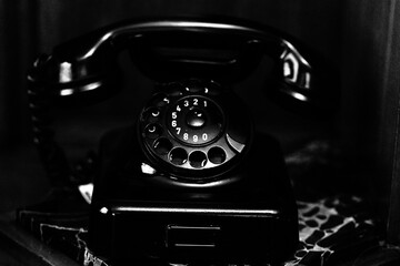 Telefone de cor preta de disco modelo antigo.