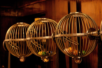 Globo para sorteio manual com bolas de bilhar.