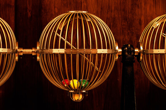 Globo para sorteio manual com bolas de bilhar coloridas.