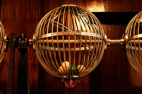 Globo para sorteio manual com bolas de bilhar coloridas.