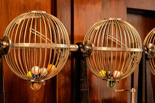 Globo para sorteio manual com bolas de bilhar coloridas.