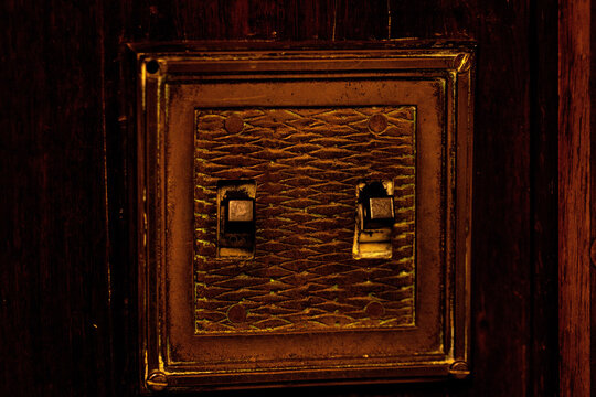 Interruptor para acender luz no interior de sala de escrit&oacute;rio.  