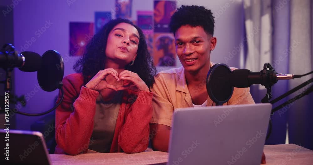 Aufkleber video, man and woman live streaming with like, subscribe and follow for online radio talk show in ho