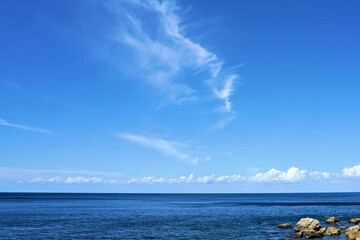青空の岩浜