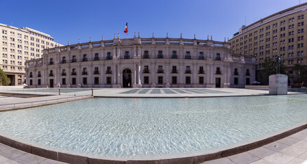 Panorama do Palácio de La Moneda no centro histórico de Santiago, Chile. Uma vista frontal destacando sua grandiosidade e importância histórica