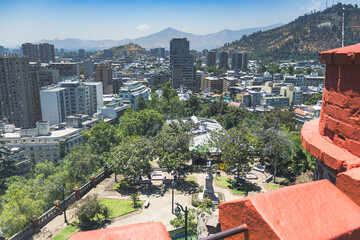 Vista da cidade de Santiago, Chile, a partir da torre do Castillo Hidalgo, no Cerro Santa Lucia, no centro da cidade em dia ensolarado