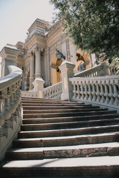Escadaria da Fonte Netuno no Cerro Santa Luc&iacute;a, Santiago. Uma vista impressionante que captura a beleza hist&oacute;rica da cidade chilena