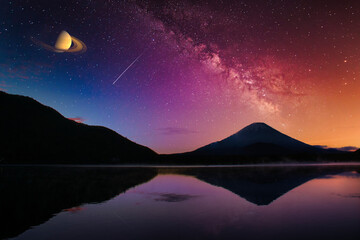 富士山にかかる土星と星空合成