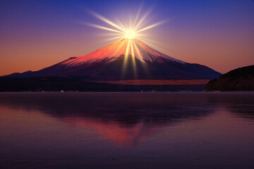 富士山頂に光放つ太陽光線