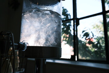 光と水滴の競演、窓辺のガラス器