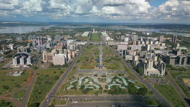 Imagem aérea da Esplanada dos Ministérios e Torre de TV na região central de Brasília